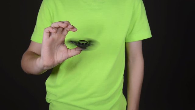 teenager mit fidget spinner