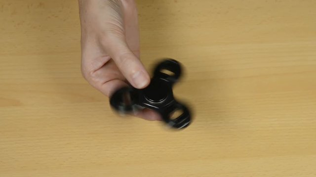 frau mit fidget spinner