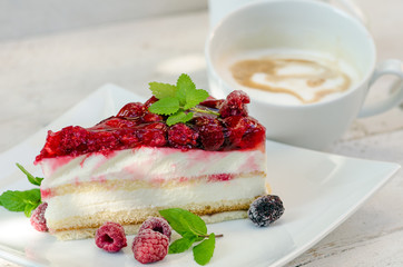 Sommerlicher Genuss für Feinschmecker: Frische, leckere, fruchtige Himbeertorte zum Kaffee :)