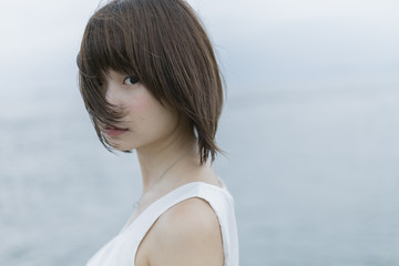 海にいる女性
