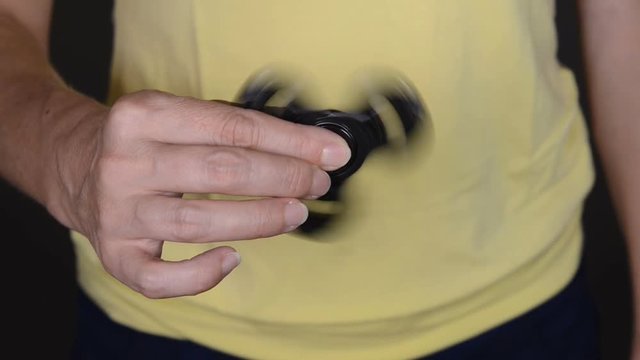 frau mit fidget spinner