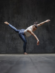 Obraz na płótnie Canvas Young beautiful dancer is posing in studio