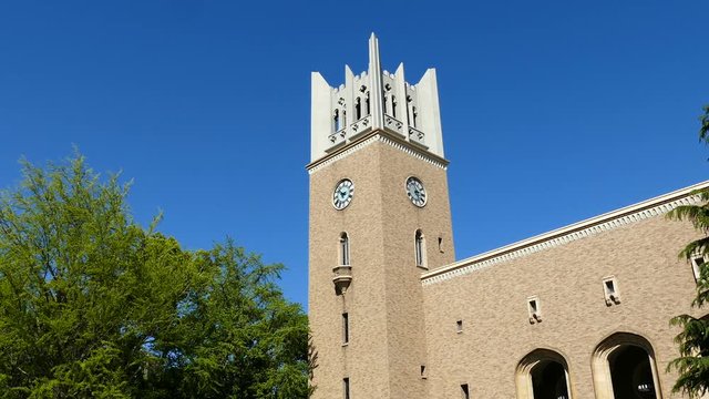 早稲田大学　大隈講堂（重要文化財）春