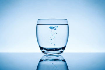 Szklanka z wodą