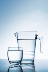 Szklanka i dzbanek z wodą