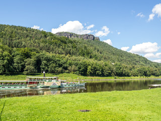 Dampfschiff im Elbsandsteingebirge