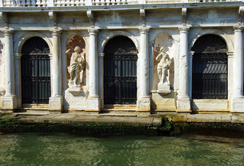 scupture sur le grand Canal de Venise
