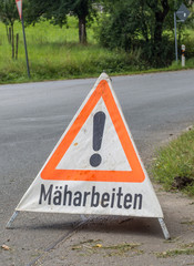 Warndreieck Mäharbeiten