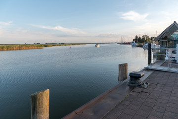 Naklejka premium Abend am Hafen von Zingst am Barther Bodden