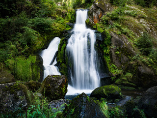 Obraz na płótnie Canvas Wasserfall im Wald