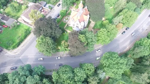 Autos fahren stra&szlig;e entlang und kreuzen eine Kreuzung luftaufnahme
