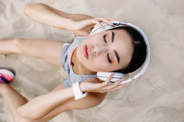 Obraz na płótnie Canvas woman listening music with headphones