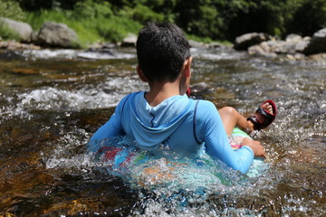 子どもの川遊び