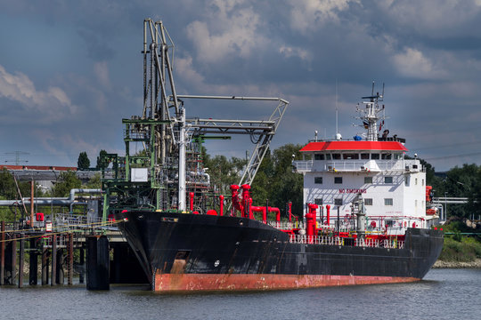 Chemikalien Tanker im Hamburger Hafen