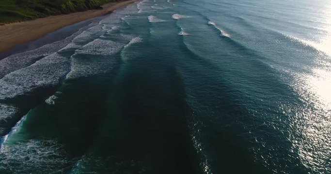 Playa de La Vega en Ribadesella Asturias oleaje mar cantabrico sobre playa al atardecer