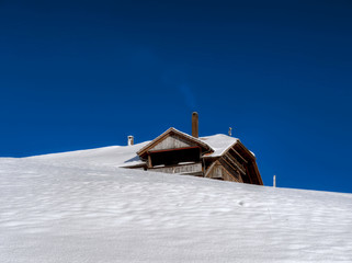 Ferme enneigée dans les Alpes suisses