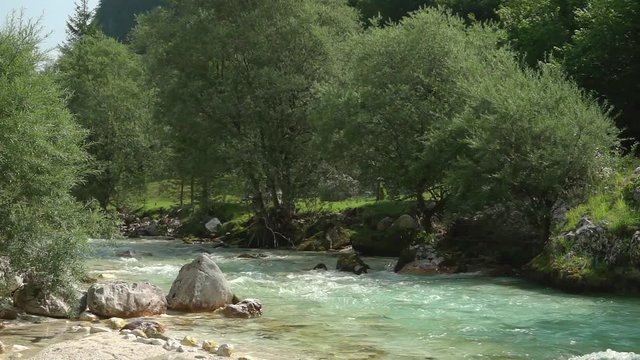 Der Fluss Soca (Isonzo) nach der Quelle in Slowenien bei Trenta