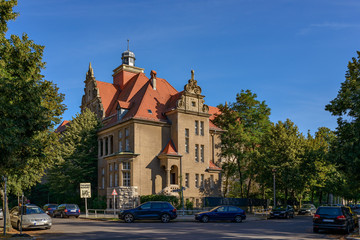 Prachtvolles Schulgebäude: Ehemaliges Realgymnasium Oberschöneweide, Ansicht von Nordwesten