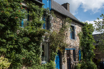 Vieilles maisons traditionnelles à La Gacilly, lieu d'une exposition photo extérieure renommée en France