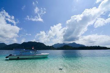 Fototapeta na wymiar Floating boat and pagang island