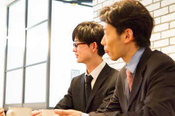 会議に参加している2名の日本人ビジネスマン