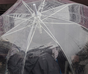 Regenwetter transparenter Regenschirm mit Wassertropfen - Rainy weather transparent umbrella with...