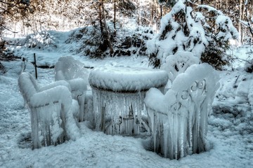 Tables et chaises prises par la glace