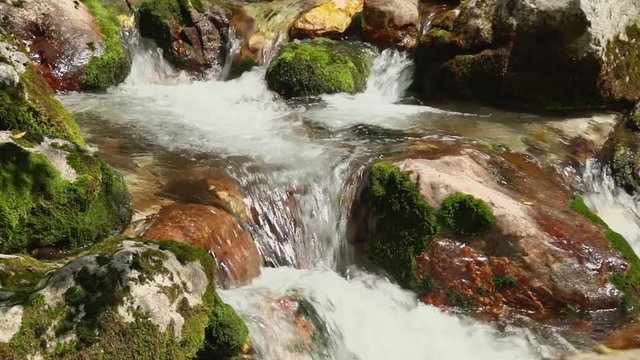 Der Fluss Soca (Isonzo) nach der Quelle in Slowenien bei Trenta