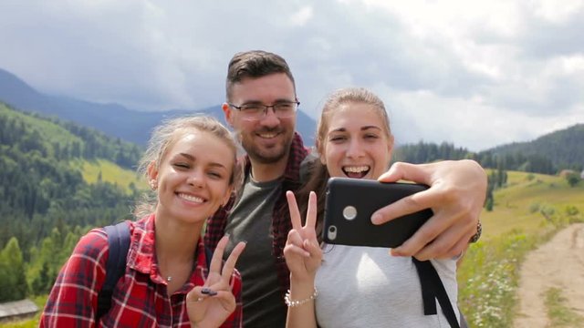 Friends take pictures together in the afternoon in the mountains