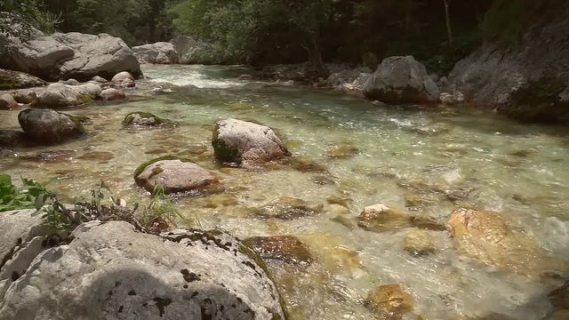 Der Fluss Soca (Isonzo) nach der Quelle in Slowenien bei Trenta