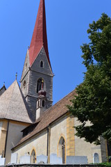 Fototapeta na wymiar Kirche zur Heiligen Dreifaltigkeit in Schlanders-Südtirol 