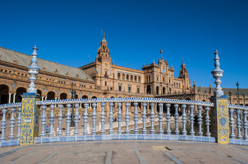 Fototapeta na wymiar Spagna: uno dei ponti sui canali di Plaza de Espana, la piazza più famosa di Siviglia costruita nel 1928 in stile moresco per l'esposizione Iberoamericana del 1929