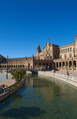 Fototapeta na wymiar Spagna: vista di Plaza de Espana, la piazza più famosa di Siviglia costruita nel 1928 in stile moresco per l'esposizione Iberoamericana del 1929