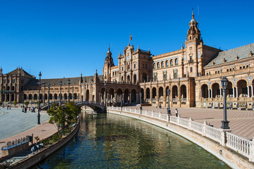 Fototapeta na wymiar Spagna: vista di Plaza de Espana, la piazza più famosa di Siviglia costruita nel 1928 in stile moresco per l'esposizione Iberoamericana del 1929