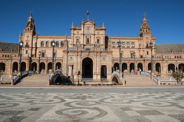 Fototapeta na wymiar Spagna: l'edificio principale di Plaza de Espana, la piazza più famosa di Siviglia costruita nel 1928 in stile moresco per l'esposizione Iberoamericana del 1929