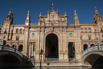 Fototapeta na wymiar Spagna: l'edificio principale di Plaza de Espana, la piazza più famosa di Siviglia costruita nel 1928 in stile moresco per l'esposizione Iberoamericana del 1929