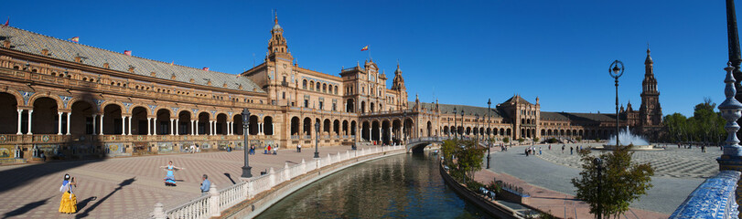 Naklejka na ściany i meble Spagna: vista di Plaza de Espana, la piazza più famosa di Siviglia costruita nel 1928 in stile moresco per l'esposizione Iberoamericana del 1929