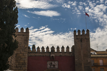 Spagna: la facciata esterna dell'Alcazar di Siviglia, il famoso palazzo reale in origine costruito dai re musulmani, uno degli esempi più importanti della architettura moresca