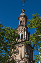 Fototapeta na wymiar Spagna: la Torre Sur, la Torre Sud di Plaza de Espana, la piazza più famosa di Siviglia costruita nel 1928 per l'esposizione Iberoamericana del 1929