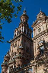 Fototapeta premium Spagna: la Torre Sur, la Torre Sud di Plaza de Espana, la piazza più famosa di Siviglia costruita nel 1928 per l'esposizione Iberoamericana del 1929