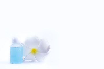 Fototapeta na wymiar spa concept background white clean cream bottle and plumeria flower