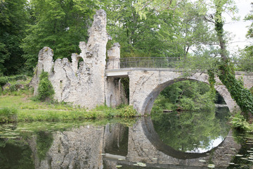 Fototapeta na wymiar ruin of a medieval bridge at the top of the river in France