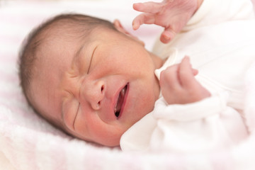 泣き顔の新生児