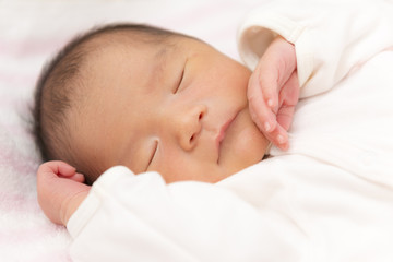 眠っている新生児
