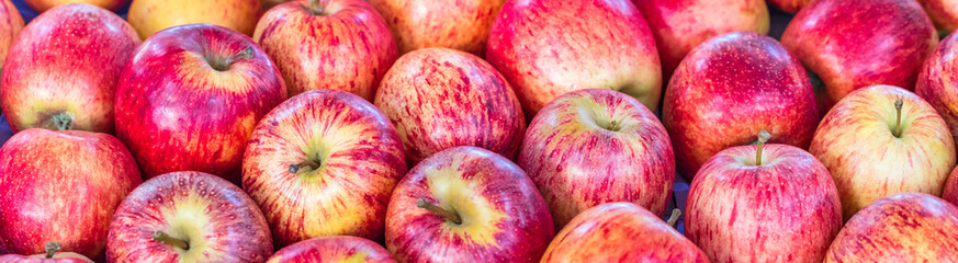 Fundo vermelho com maçãs.