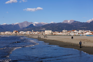 Italien, Toskana, Versilia, Viareggio, Meer, Strand Hafen, Mole, Berge, Winter, Urlaub,