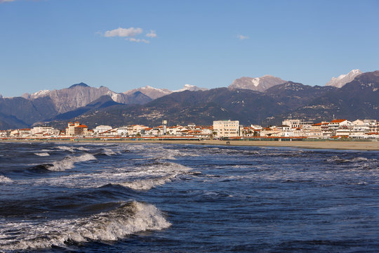 Italien, Toskana, Versilia, Viareggio, Meer, Strand Hafen, Mole, Berge, Winter, Urlaub,