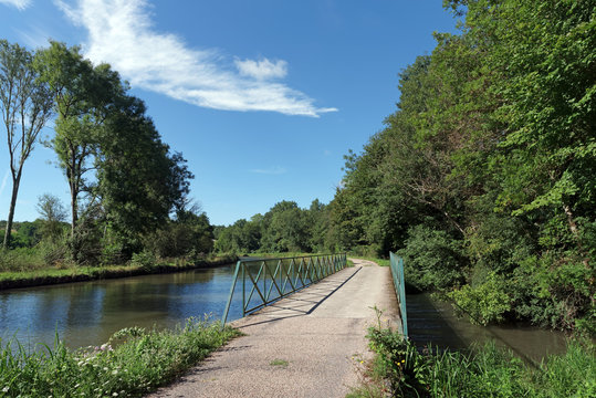 chemin de halage et canal de Briare dans le Loiret