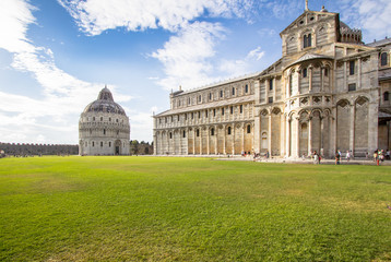 Fototapeta na wymiar Battistero di San Giovanni and Cathedral in Pisa, Italy