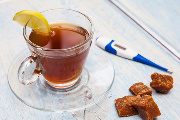 Hot sugarcane-water (aguapanela) with lemon for cold treatment